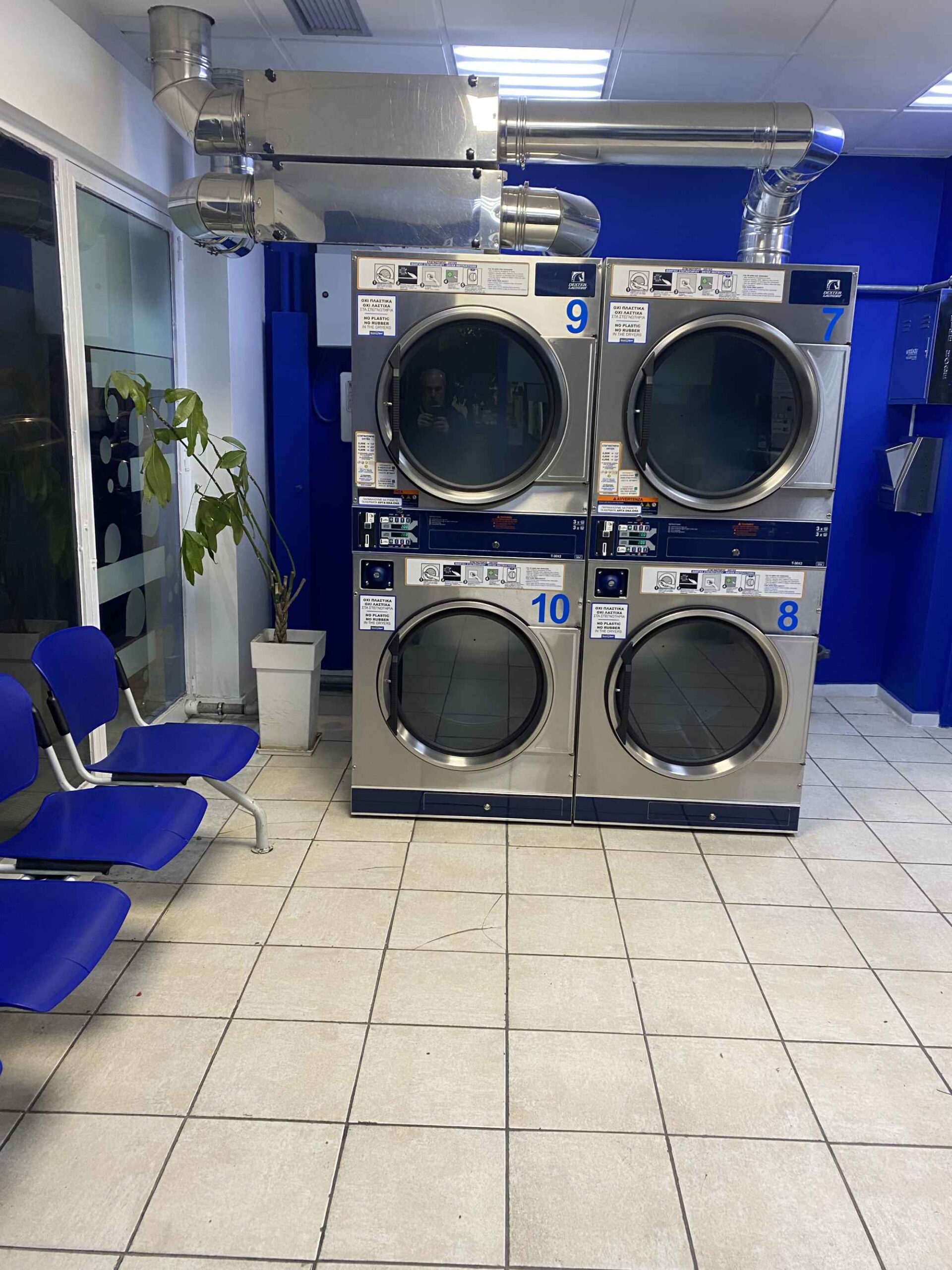 Εσωτερικός χώρος WashSpot Σινώπης 51 - self service πλυντήρια ρούχων Γουδή