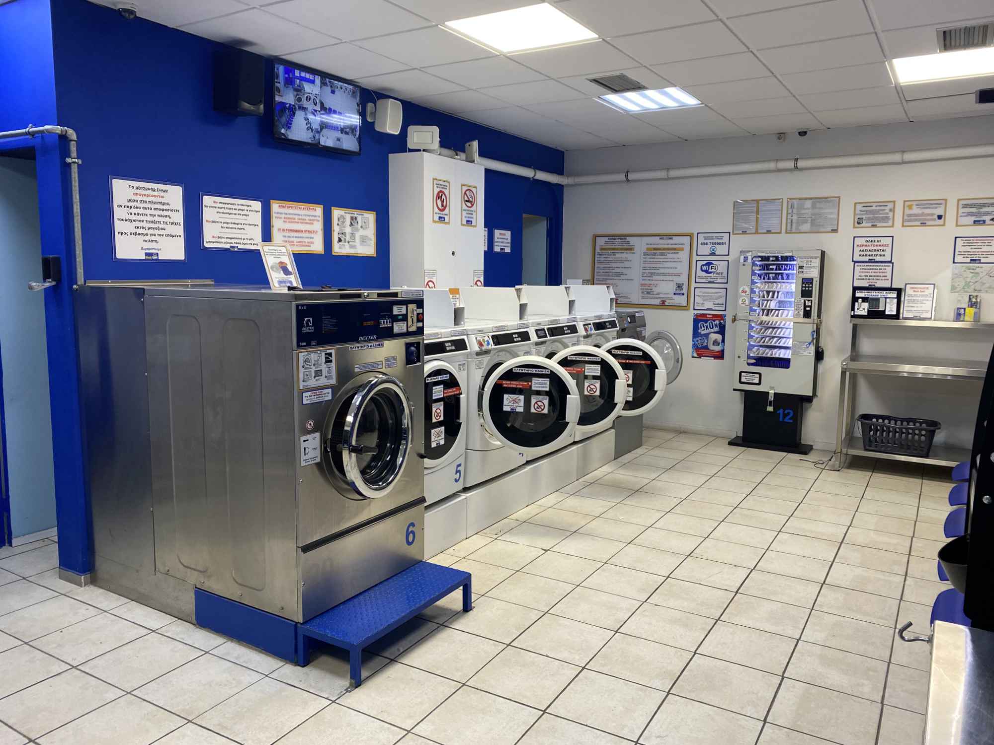 Σειρά επαγγελματικών πλυντηρίων ρούχων αυτοεξυπηρέτησης στο WashSpot Γουδή