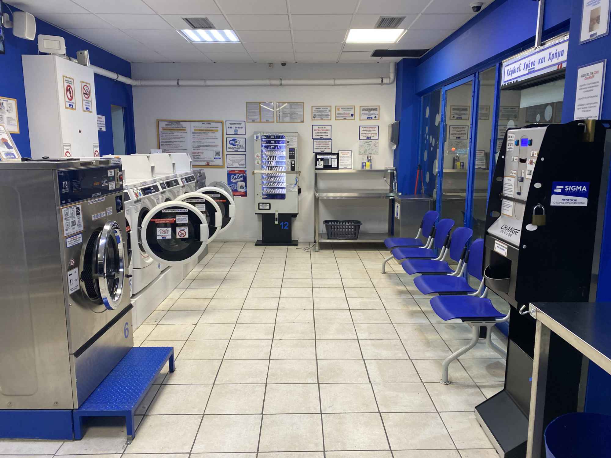 Σύγχρονα μηχανήματα πλύσης ρούχων με κέρματα στο WashSpot Σινώπης 51 Γουδή