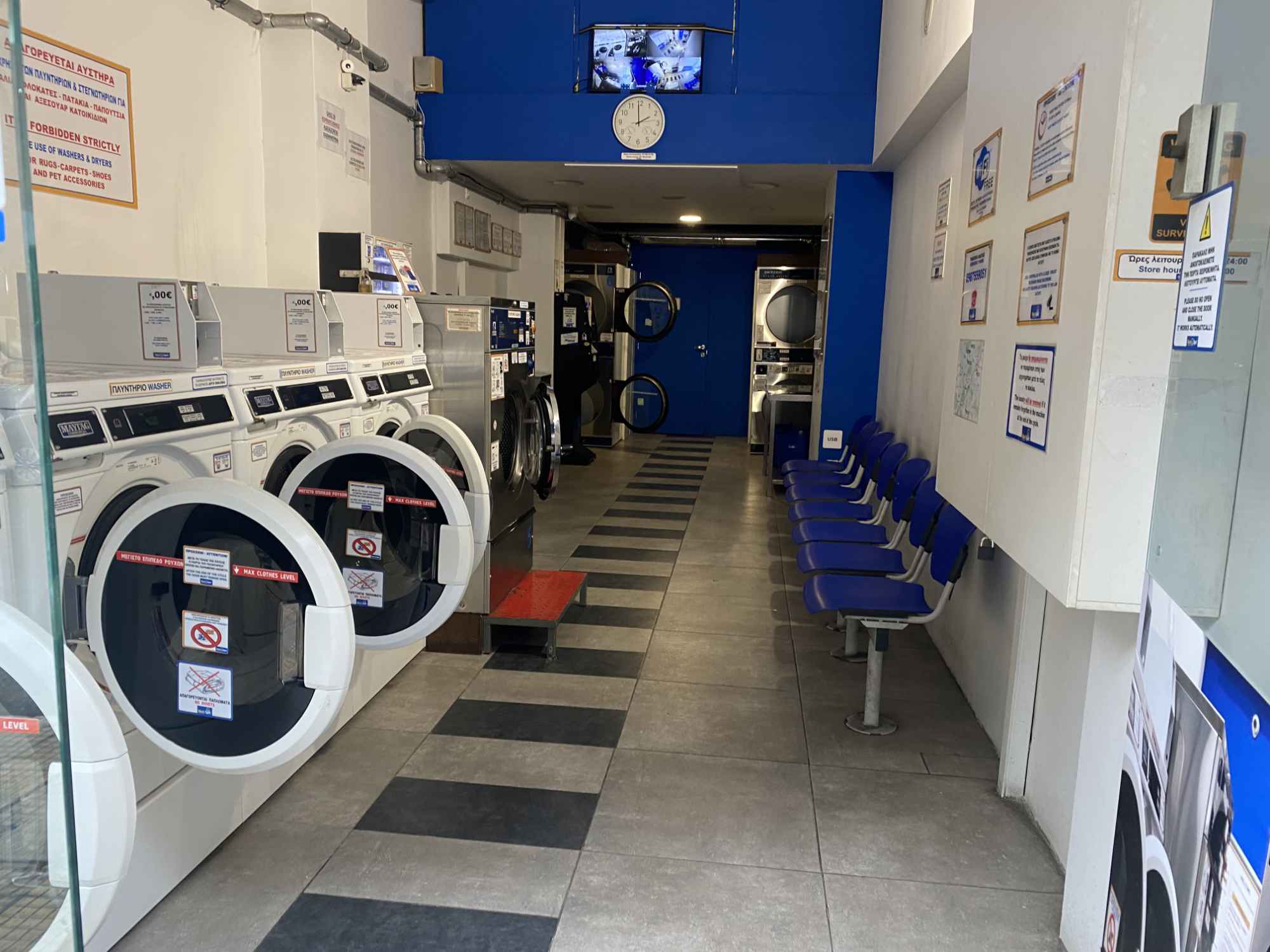 Σειρά επαγγελματικών πλυντηρίων ρούχων αυτοεξυπηρέτησης στο WashSpot Παγκράτι