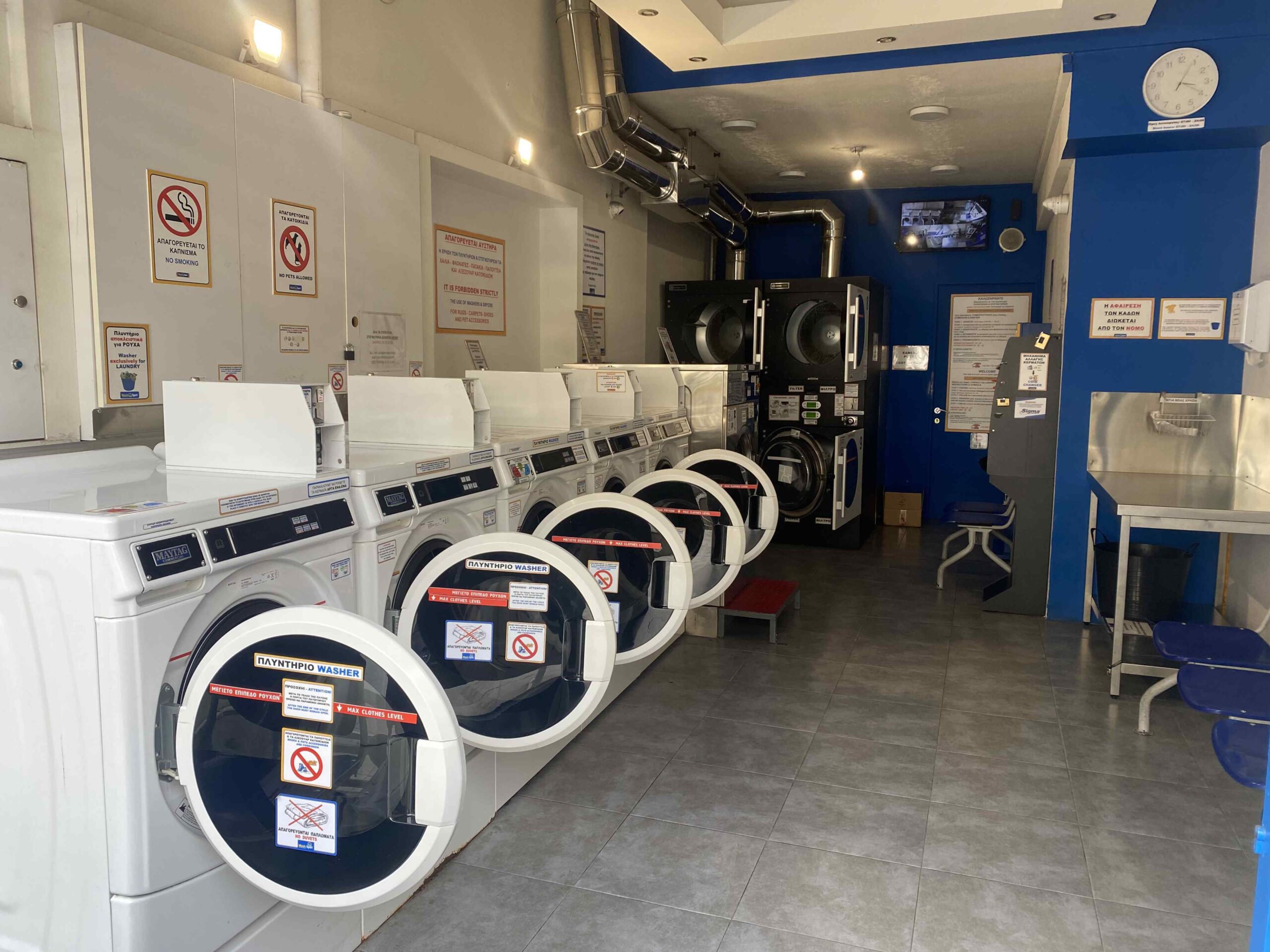 Σειρά επαγγελματικών πλυντηρίων ρούχων αυτοεξυπηρέτησης στο WashSpot Νεάπολη