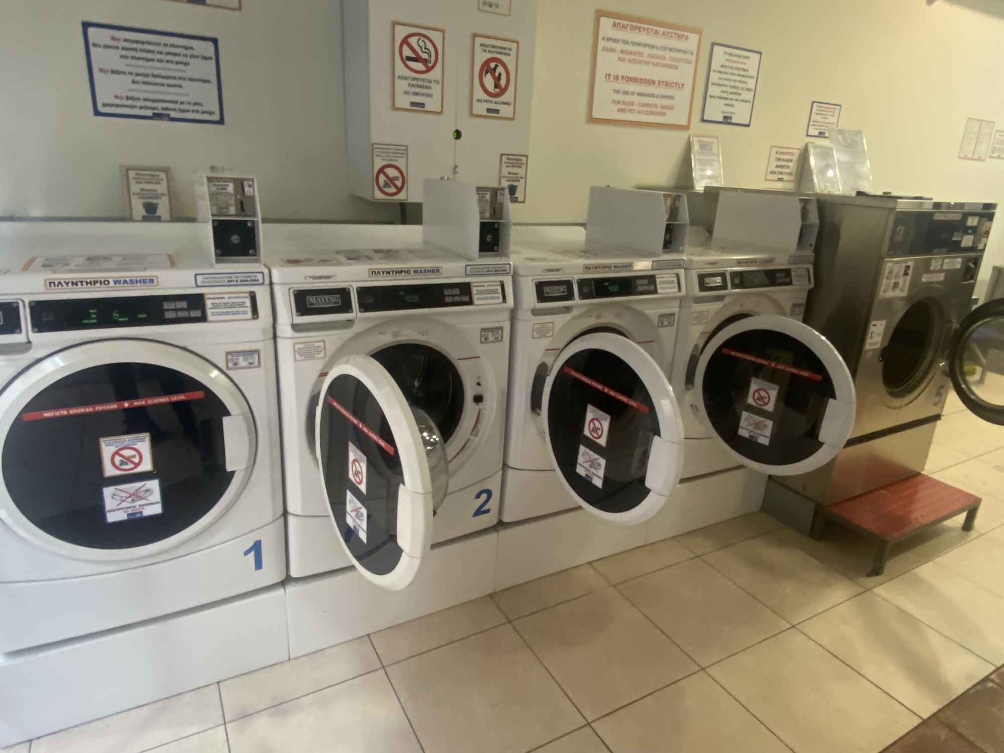 Επαγγελματικά στεγνωτήρια ρούχων μεγάλης χωρητικότητας στο WashSpot Εξάρχεια
