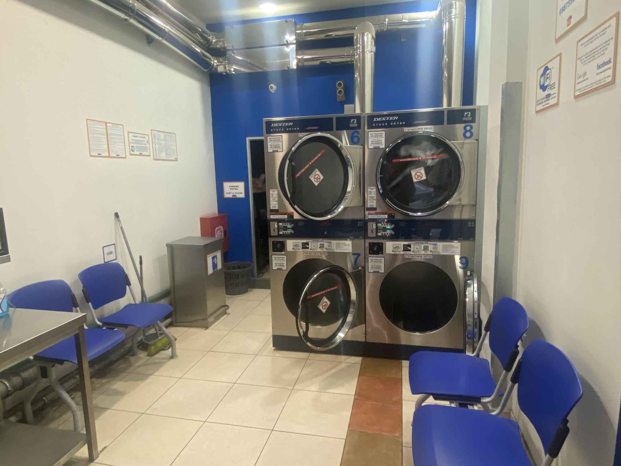 Φωτεινός και καθαρός χώρος αυτοεξυπηρέτησης WashSpot Ιπποκράτους 153, Εξάρχεια